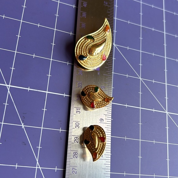 Avon brooch and matching earrings paisley shape enamel goldtone vintage set nice - Picture 8 of 14